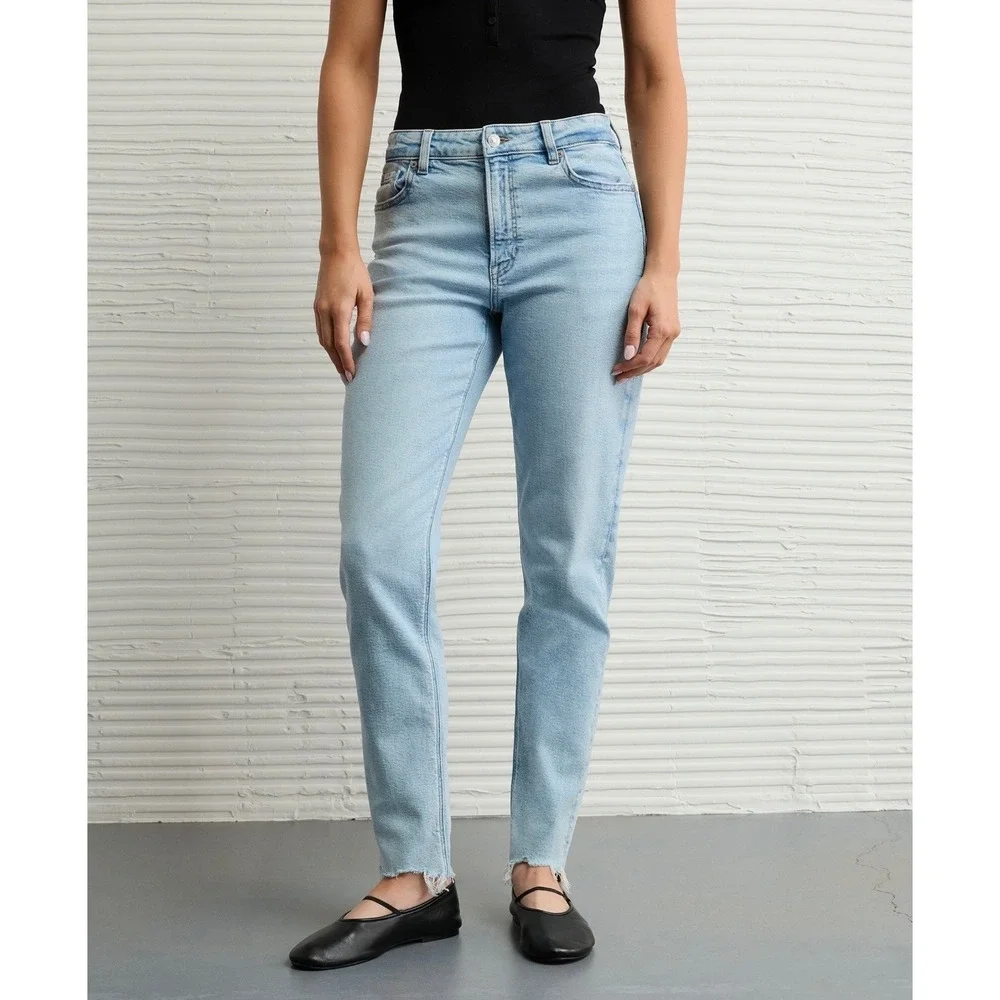 American Eagle Mom Jeans Light Wash High Rise Raw Hem Blue Denim Size 18 Long
